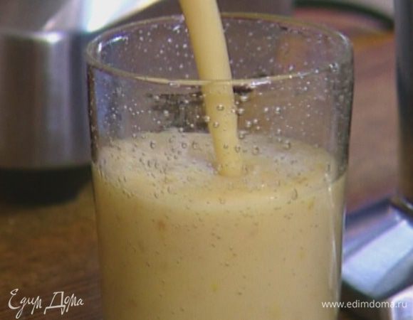 Поместить груши в блендер, добавить йогурт, апельсиновый сок и все взбить.