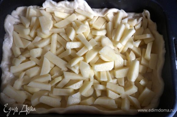 Моем, чистим и режем небольшими полосками картофель. Раскатываем часть теста и покрываем им противень, смазанный растительным маслом, дела небольшие бортики. Выкладываем нарезанный картофель, немного его солим.