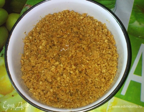 Измельчаем в крошку в блендере печенье, добавляем мягкое сливочное масло и перемешиваем