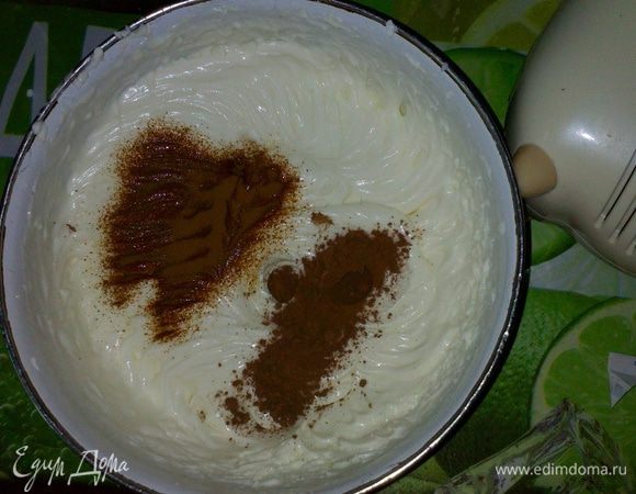 Далее взбиваем оставшиеся сливки (охлажденные) до кремообразной консистенции и добавляем какао, кофе и сахарную пудру. Еще раз все взбиваем и ставим в холодильник