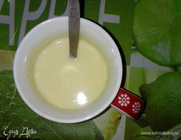 Далее на водяной бане топим желатин и добавляем туда сгущенку