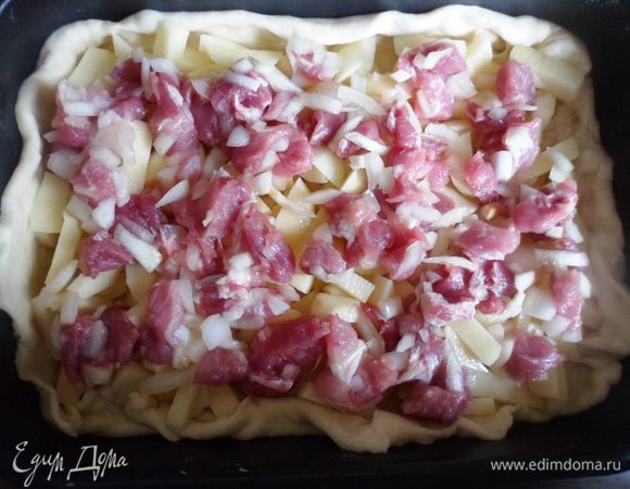 Поверх картофеля распределите мясо.