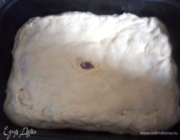 Раскатайте еще одну часть теста и накройте верх пирога. Защипните края, в середине сделайте отверстие. Смажьте пирог смесью из желтка и молока.