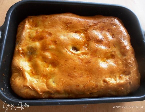 Поставьте пирог в разогретую до 175–180°C духовку и выпекайте 45–50 минут. Готовому пирогу дайте немного остыть и подавайте к чаю. Приятного чаепития!