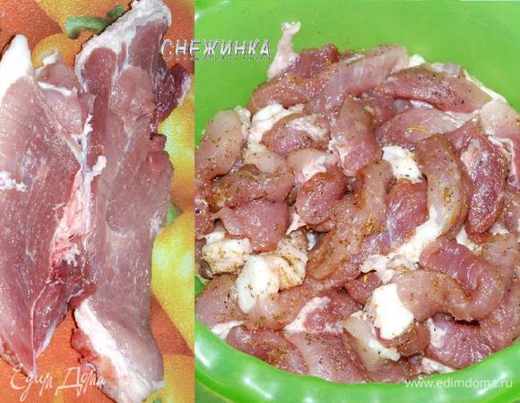Мясо моем, нарезаем небольшими брусочками (полосками). Добавляем пряности, солим, перчим. Перемешиваем. Оставляем.
