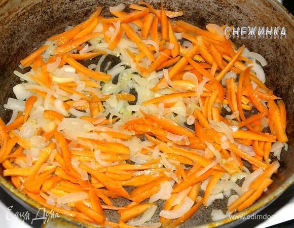 Морковь натираем на тёрке или нарезаем соломкой. У меня морковочки молоденькие, маленькие, поэтому я их нарезала. Отправляем к луку и томим 5-10 минут.