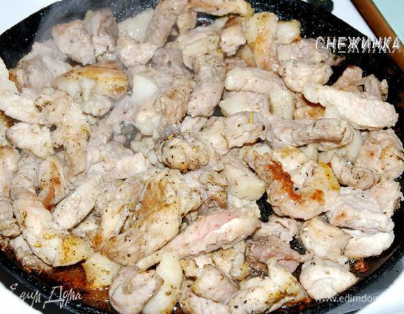 В это время на другой сковороде разогреваем пару ложек масла и кладем мясо. Обжариваем со всех сторон на среднем огне.