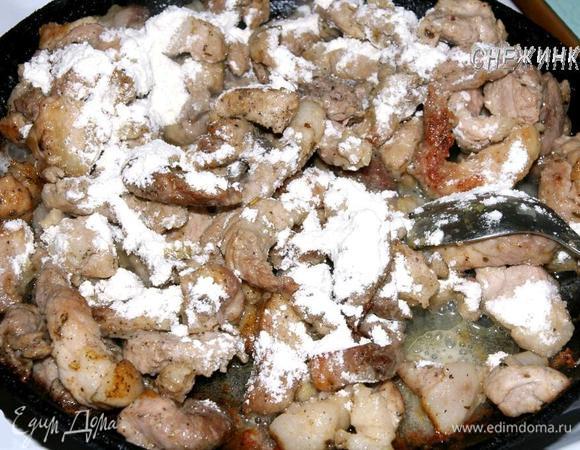 Затем добавляем к мясу муку, перемешиваем, чтобы мука растворилась.