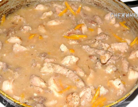 Заливаем мясо с овощами водой, чтобы она до середины покрывала их. Хорошо размешиваем. Накрываем крышкой и тушим на маленьком огне 30 минут, периодически помешивая.