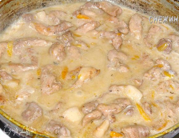 По истечении времени добавляем к гуляшу сметану, размешиваем. Держим на огне еще 10 минут.