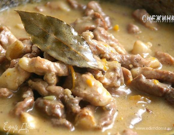 За несколько минут до конца тушения добавляем лавровый листик. Блюдо готово! 