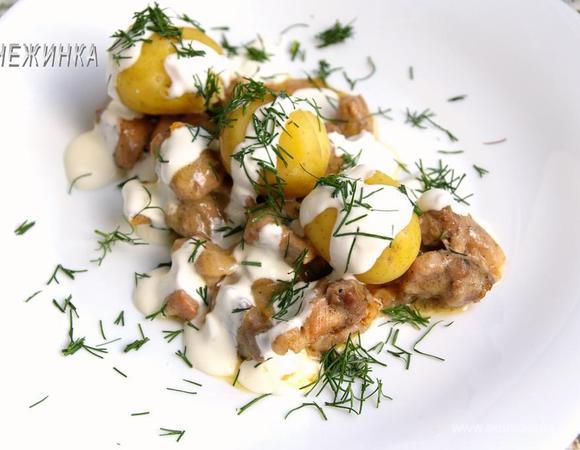 Подавать можно с любым гарниром, у меня был отварной молодой картофель, который я присыпала свежим укропчиком. Приятного аппетита!