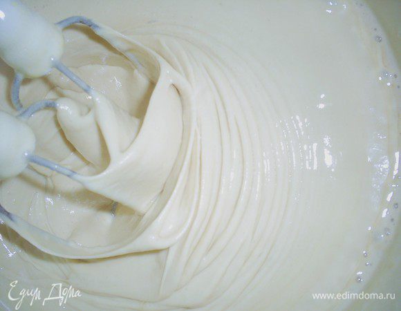 Добавляем жидкий или размягченный мед и взбиваем до полной однородности массы.