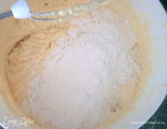 Добавляем муку, соль и разрыхлитель