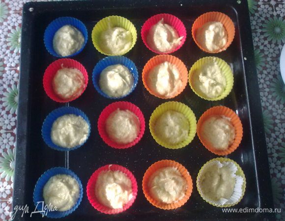 Раскладываем в формы и выпекаем при 200 градусах минут 20 до готовности. Кексы получаются слегка влажными,потому что мякоть вмешана. 