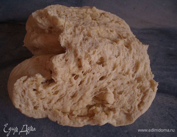 тесто положить в полиэтиленовый мешок и на минут 40 в холодильник. вот так выглядит тесто после отлеживания