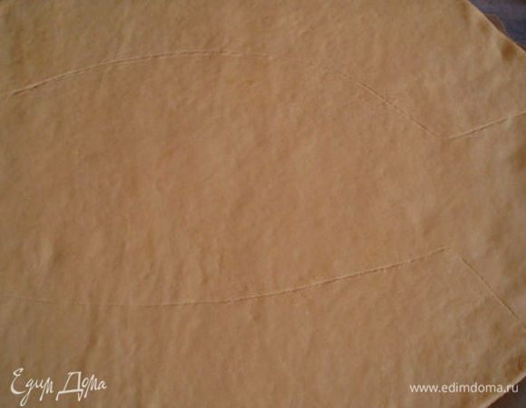 тесто раскатываем (лучше сразу переложить тесто на пекарскую бумагу) делаем ножом пунктир в виде формы рыбы
