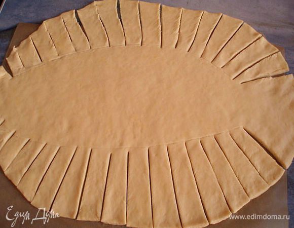 Затем делаем надрезы по краям