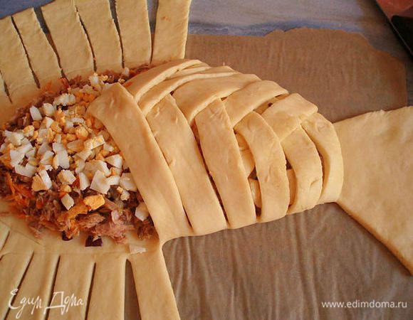 заплетаем тесто в форме рыбы