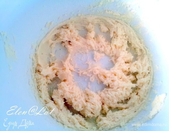 Взбить масло комнатной температуры с сахарной пудрой и ванильным сахаром.