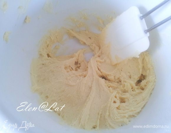 Добавить яйца, а затем муку и замесить гладкое тесто.