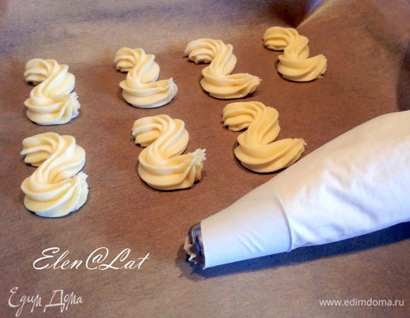 Взять корнетик со звездчатой насадкой и переложить в него тесто. Отсадить на застеленный пергаментом противень печенюшки в виде маленькой буквы "г".
Выпекать минут 7-8 до золотистого цвета при температуре 210С.
