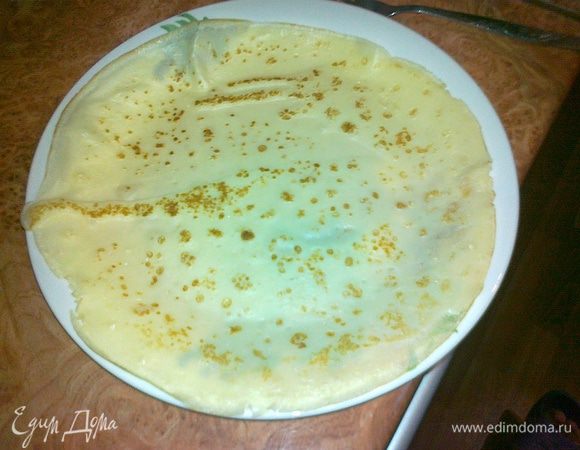 теперь печем блинчики, растереть яйцо с солью и растопленным слив.маслом,добавить муки и растереть до эластичности,добавить молоко и перемешать до однородности, таким образом блинное тесто будет без комков,испечь тонкие блинчики обжарить с двух сторон