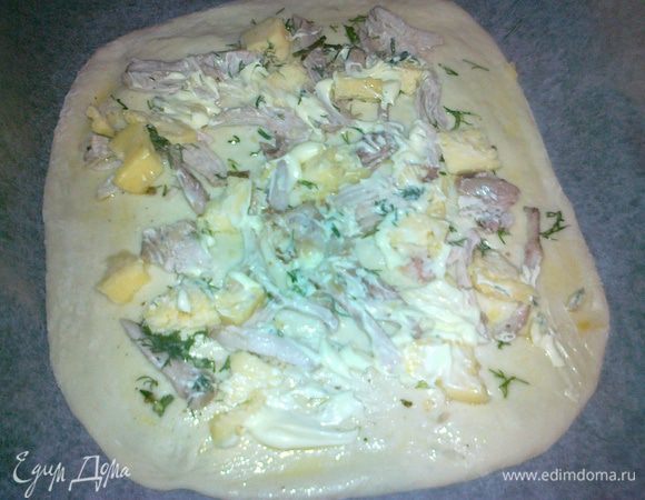 обжарить курятину по своему вкусу со специями и посолив,тесто для кулебяки разделить на два куска,один раскатать тонко и выложить на противень застеленный пергаментом,тесто смазать слив.маслом,сверху выложить порезанную курятину,посыпать укропом,нарезать кусочками сыр и смазать сметаной(майонезом)