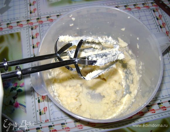 Смешать размягченное масло, сахар, соль.Залить изюм теплой водой.