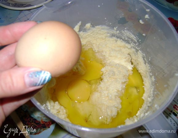 Добавить яйца и апельсиновую цедру, взбить смесь миксером.