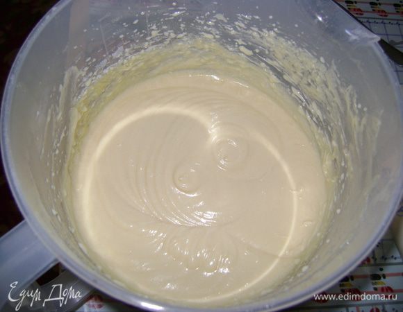 Затем, не переставая вымешивать тесто, постепенно добавляем муку. По мере необходимости счищаем со стенок чашки кухонного комбайна плохо вымешанные куски теста и налипшую муку. Хорошо вымешанное тесто должно иметь консистенцию однородной сметаны.