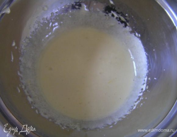Желтки взбить с сахаром до бела, 
