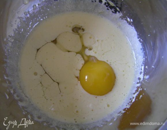 добавить яйца, все хорошо взбить.