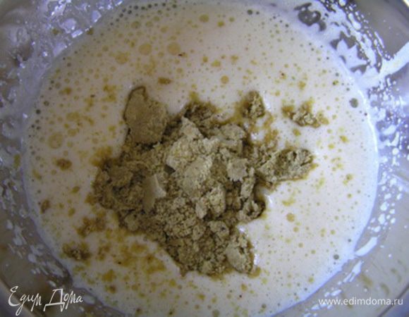 Добавить ореховую пасту, постоянно взбивая всыпать муку и 