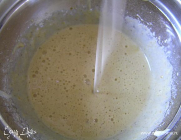 постепенно влить сливки. 