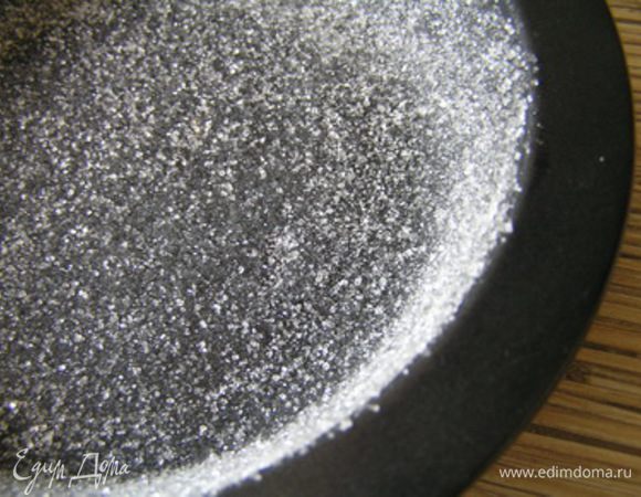 Духовку нагреть до 220*С. Форму для выпечки смазать размягченным сливочным маслом, посыпать сахаром.
