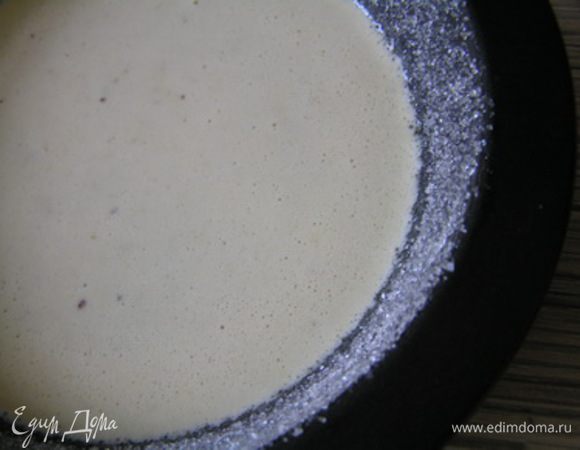 Аккуратно влить 2-3 ст.л. яично-сливочной смеси так, чтобы покрыть только дно.