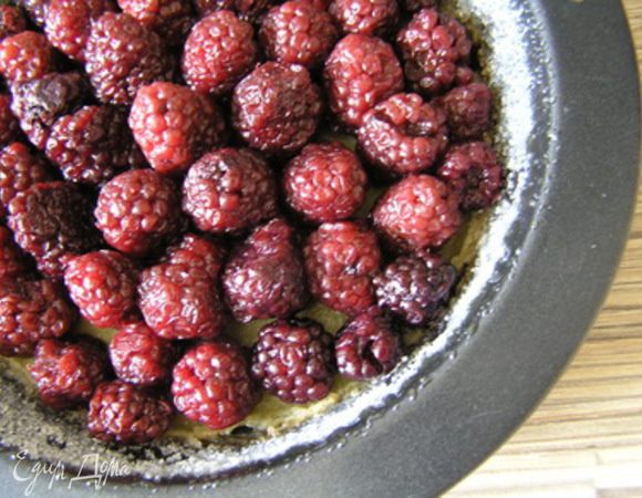 Затем выложить ежевику.