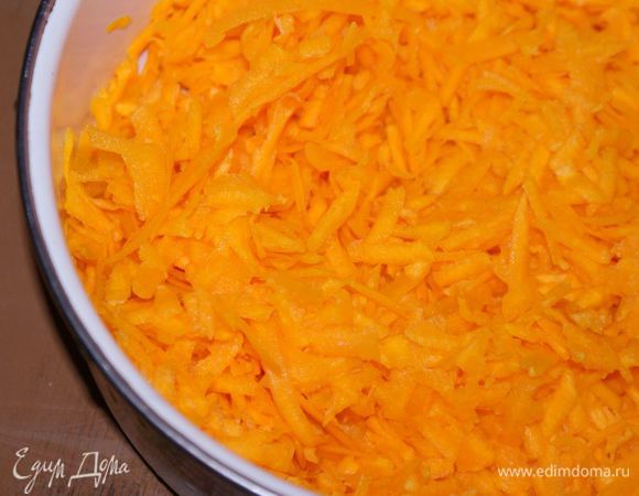 Тыкву натереть на терке.