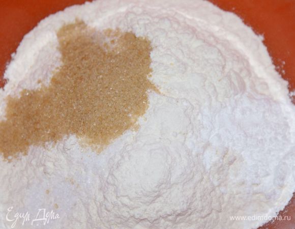 Смешать муку, сахар, соль и разрыхлитель.