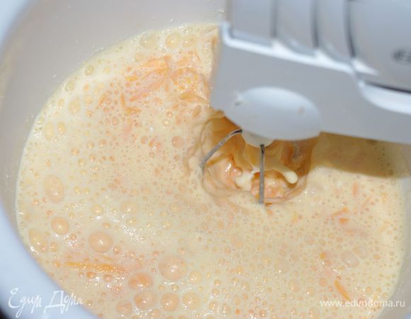 Творог соединить с молоком, яйцами и тыквой.