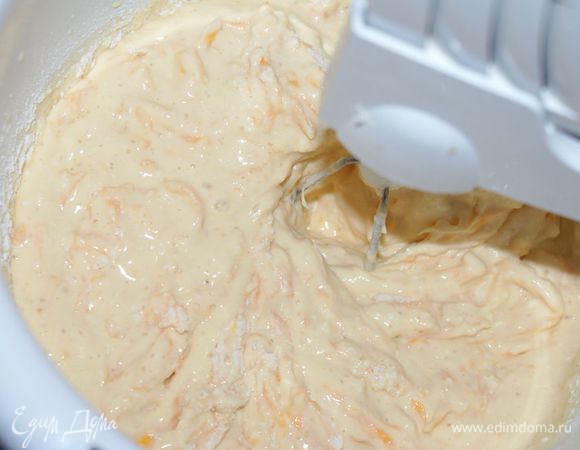 Постоянно помешивая, добавить мучную смесь.