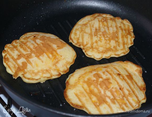 Перевернуть и выпекать еще 2 минуты.
