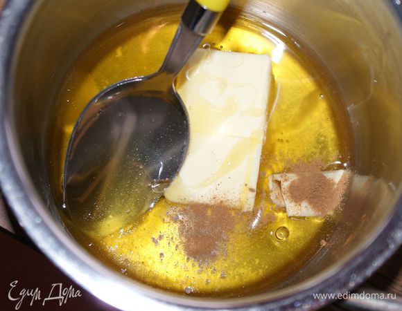 Мед слегка нагреть со сливочным маслом и с пряностями.