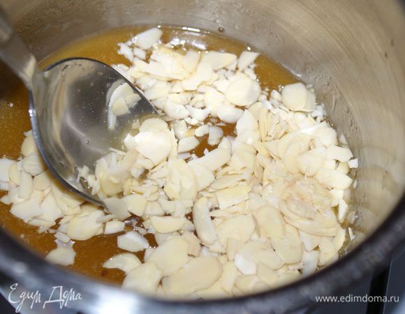 Добавить миндальные хлопья.