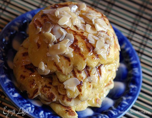 Медовые орехи подавать вместе с оладьями.