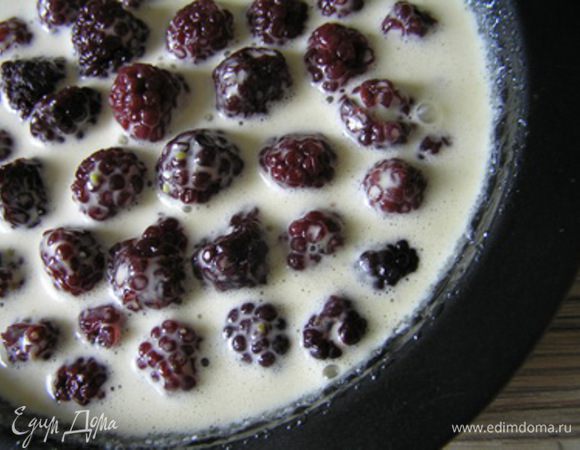 Ложкой добавить яично-сливочную массу так, чтобы верх ягод остался открытым. Можно посыпать фисташками.