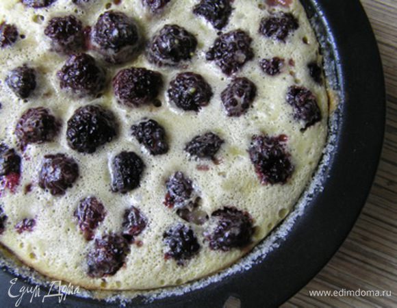 Поставить в духовку при 170*С на 12-15 минут. Затем уменьшить нагрев до 140*С и готовить еще 12-15 минут. ***Лучше всего готовить клафути медленно, при 90-100*С в течение 1-2 часов, пока масса не затвердеет.***