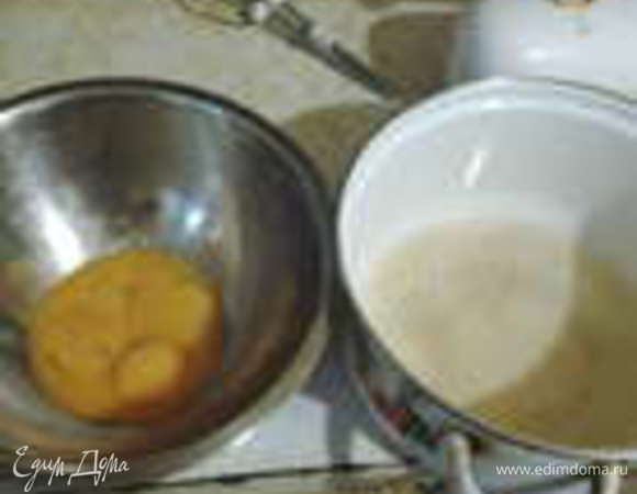 Яйца разделить на белки и желтки