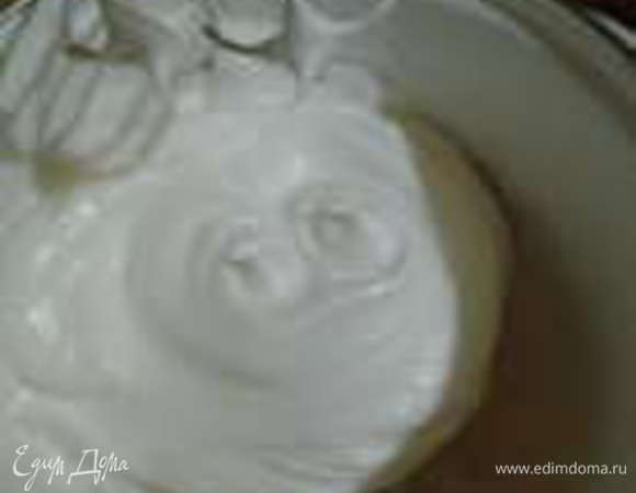 Белки взбить с оставшимся сахаром до устойчивых пиков